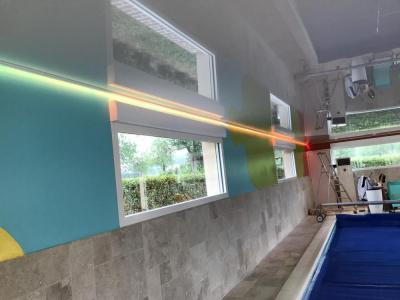 Peinture colorée dans une piscine privée 